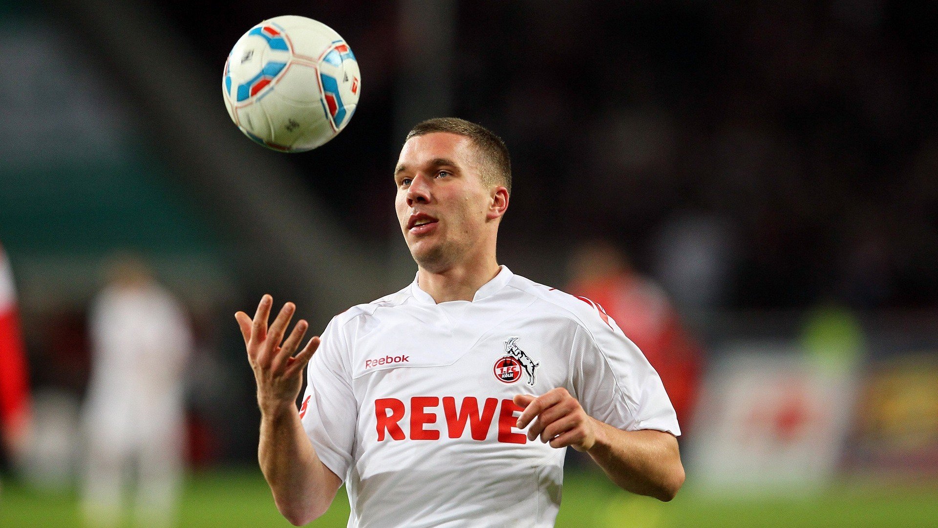 中国足球防守压迫数据统计，足球防守队员压过了半场