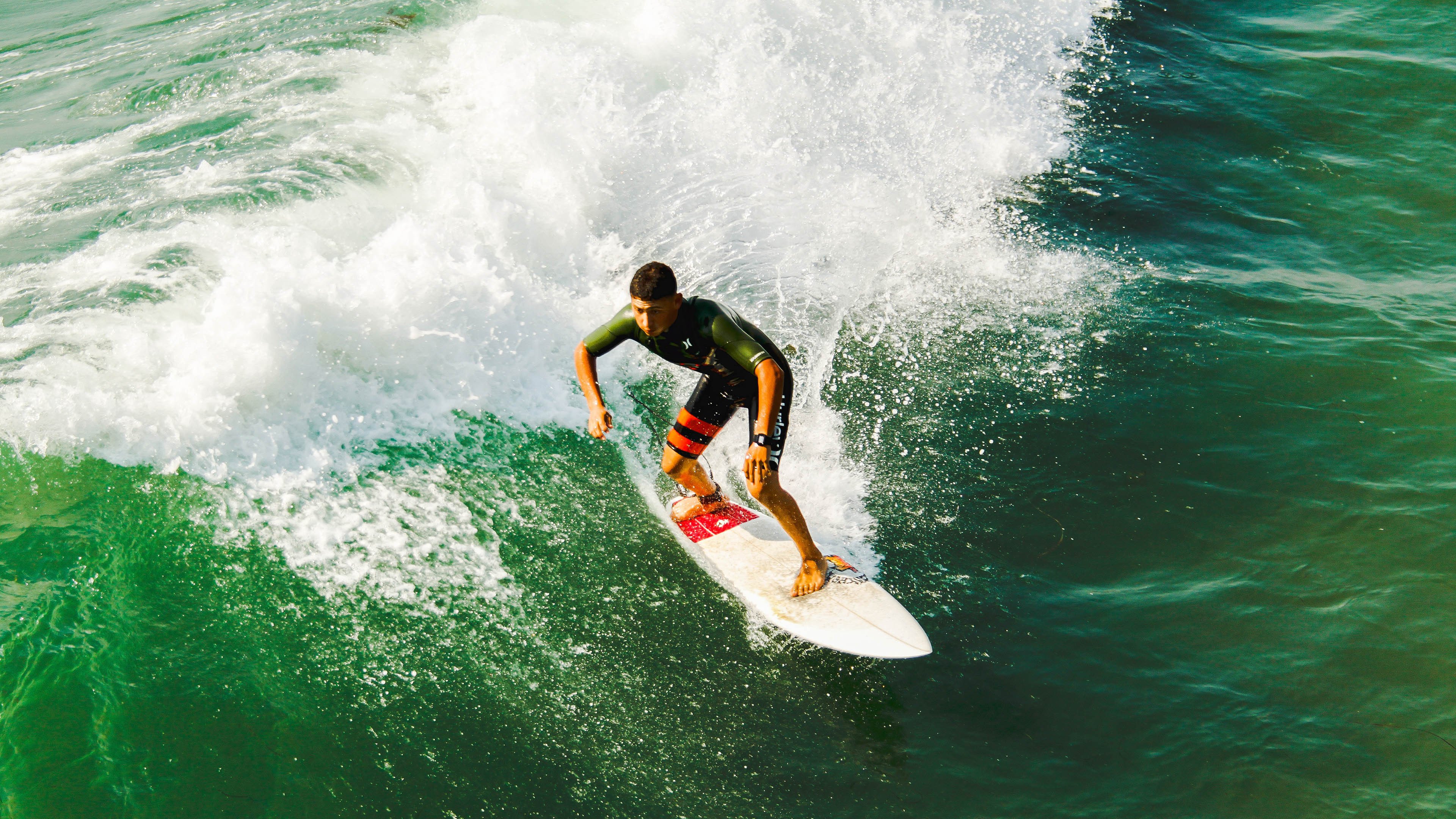 “水上救生：三叉湖游泳馆上演紧张刺激的竞技救援”